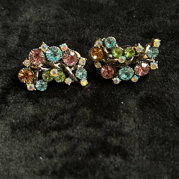 Vtg Rhinestone Clip On Earrings Aurora Borealis paisley shaped - Picture 2 of 10